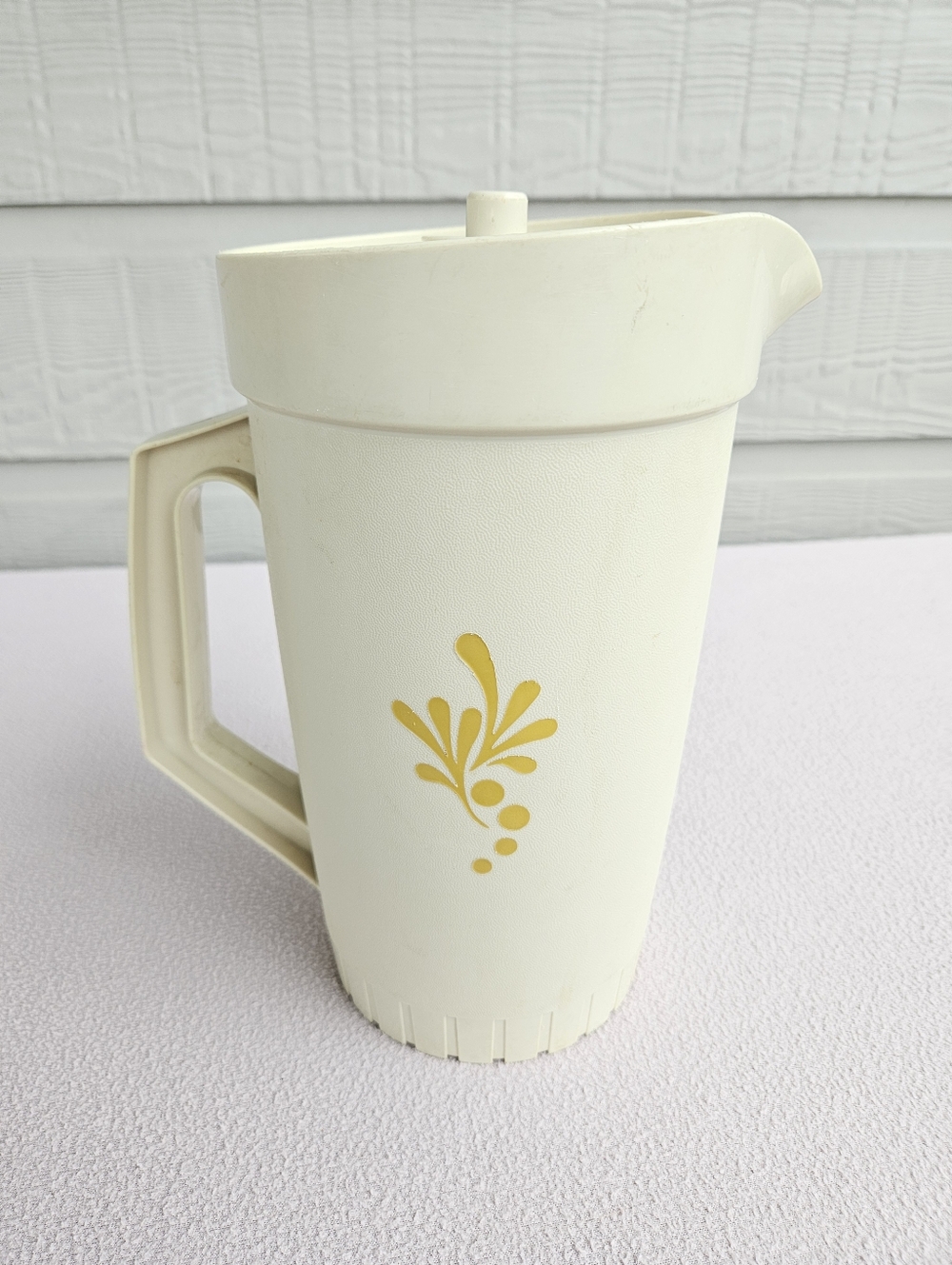 VTG Tupperware Harvest Gold Pitcher 2 Quart Push Button Lid 70s 80s Wheat MCM